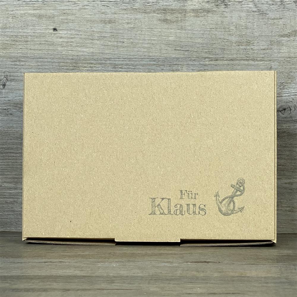 Wunderschöner Geschenkkarton aus hochwertigem Kraftkarton. Größe: 23,5 x 16 x 5 cm. Aufdruck personalisiert mit Wunschname und Anker – ein individuelles Geschenk für besondere Anlässe.