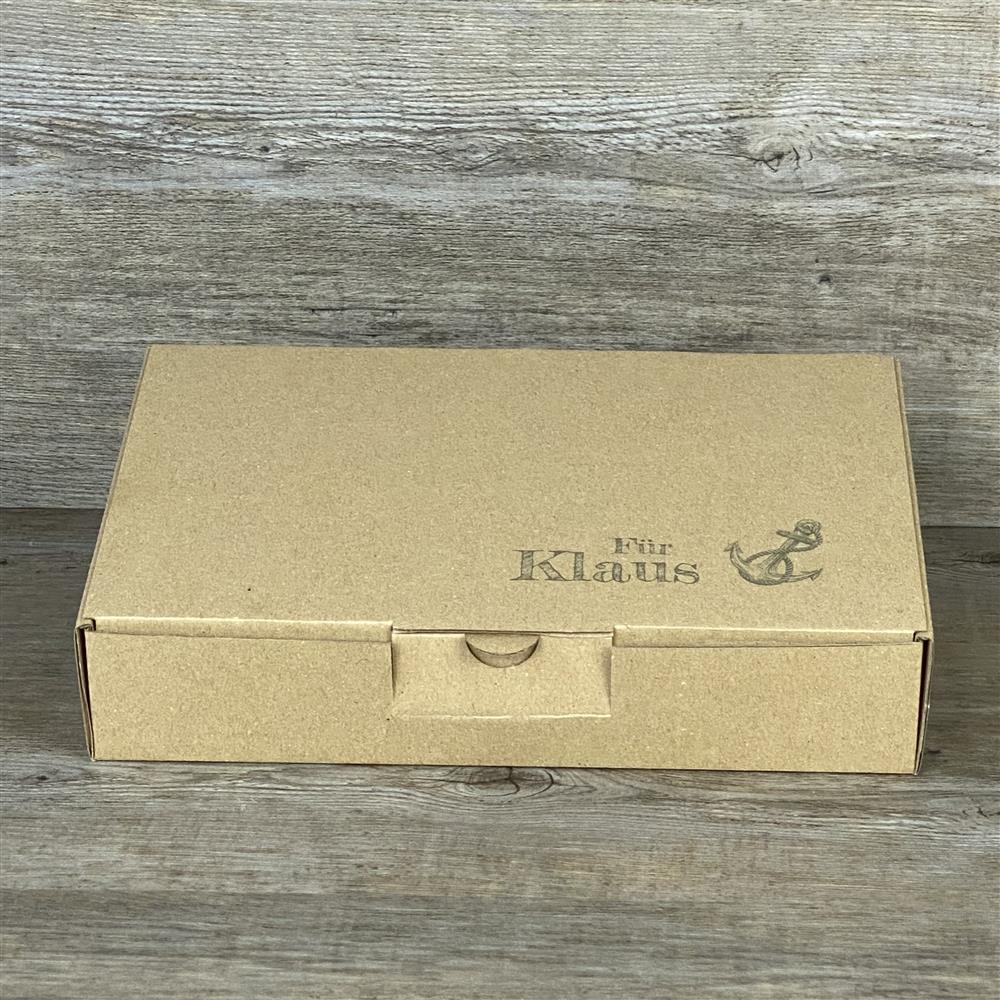 Wunderschöner Geschenkkarton aus hochwertigem Kraftkarton. Größe: 23,5 x 16 x 5 cm. Aufdruck personalisiert mit Wunschname und Anker – ein individuelles Geschenk für besondere Anlässe.