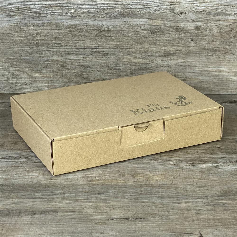 Wunderschöner Geschenkkarton aus hochwertigem Kraftkarton. Größe: 23,5 x 16 x 5 cm. Aufdruck personalisiert mit Wunschname und Anker – ein individuelles Geschenk für besondere Anlässe.
