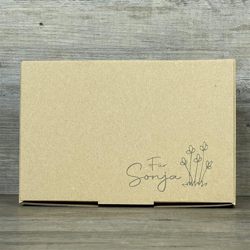Wunderschöner Geschenkkarton aus hochwertigem Kraftkarton. Größe: 23,5 x 16 x 5 cm. Aufdruck personalisiert mit Wunschname und Blumen – ein liebevolles, individuelles Geschenk für jeden Anlass.