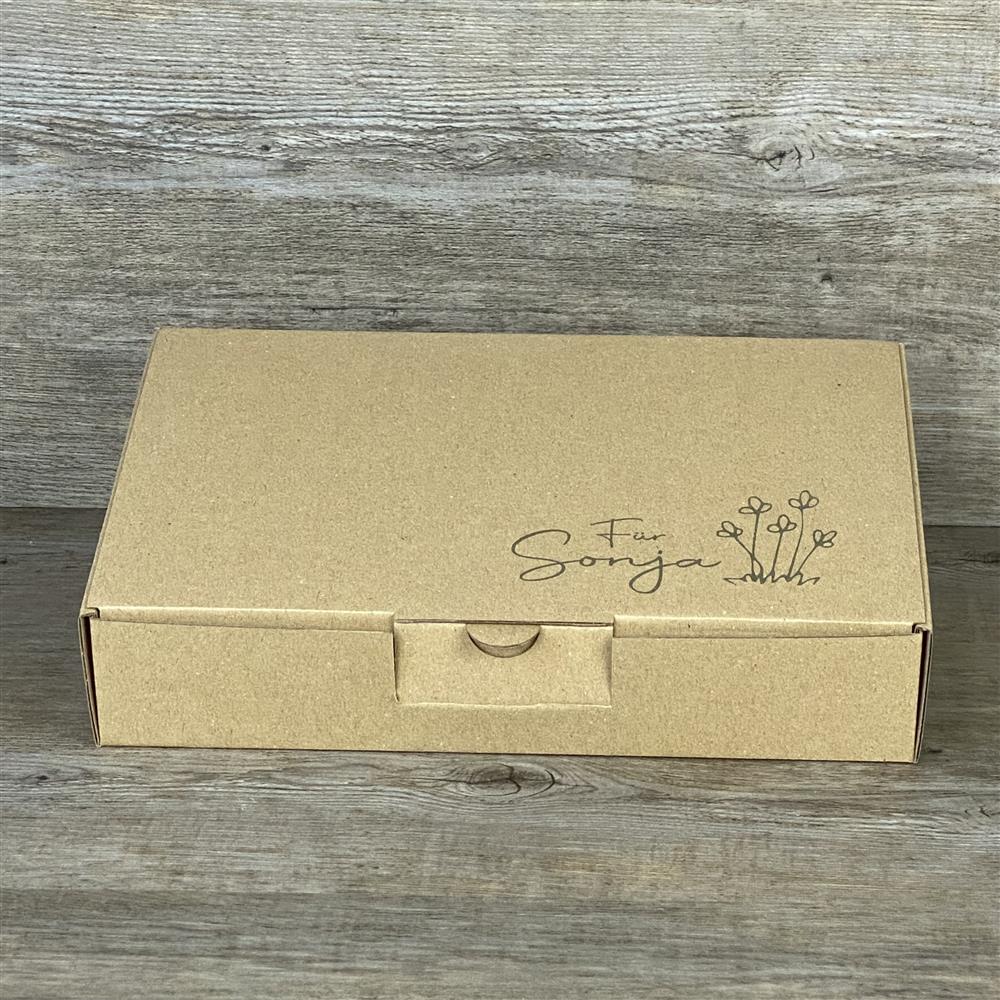 Wunderschöner Geschenkkarton aus hochwertigem Kraftkarton. Größe: 23,5 x 16 x 5 cm. Aufdruck personalisiert mit Wunschname und Blumen – ein liebevolles, individuelles Geschenk für jeden Anlass.