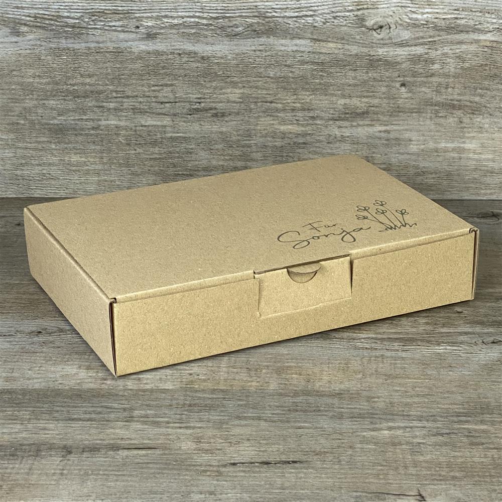 Eleganter Kraftkarton-Geschenkkarton, Maße: 23,5 x 16 x 5 cm. Mit personalisiertem Aufdruck: Wunschname und Blumen – perfekt für Geburtstage, Hochzeiten oder als dekorative Geschenkverpackung.