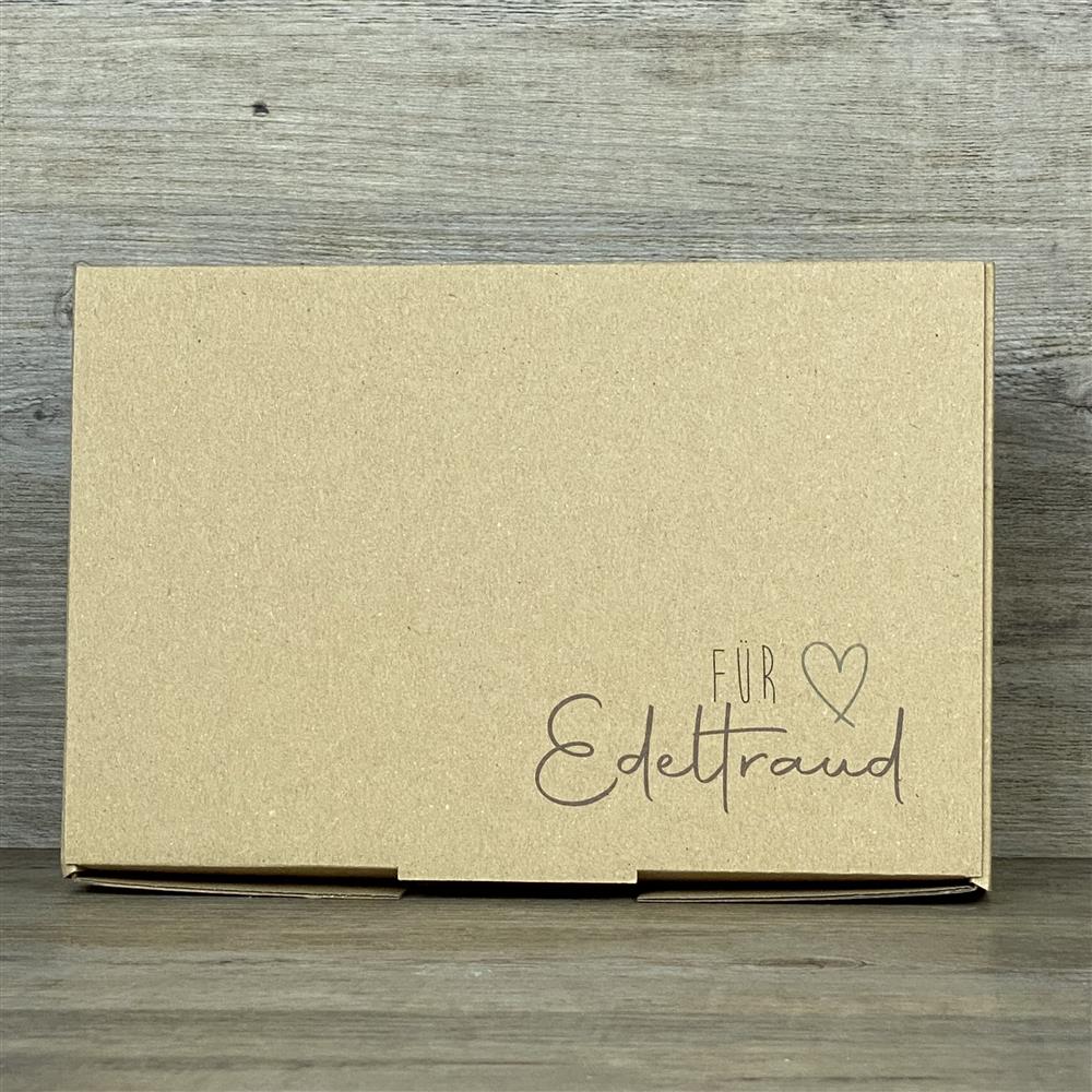 Wunderschöner Geschenkkarton aus hochwertigem Kraftkarton. Größe: 23,5 x 16 x 5 cm. Aufdruck personalisiert mit Wunschname und Herz – ein liebevolles, individuelles Geschenk für jeden Anlass.