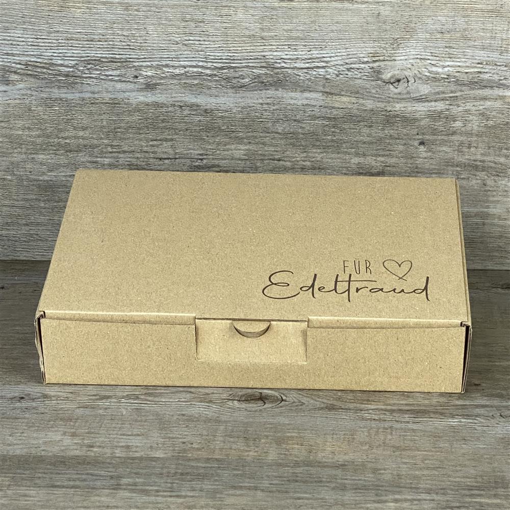 Wunderschöner Geschenkkarton aus hochwertigem Kraftkarton. Größe: 23,5 x 16 x 5 cm. Aufdruck personalisiert mit Wunschname und Herz – ein liebevolles, individuelles Geschenk für jeden Anlass.