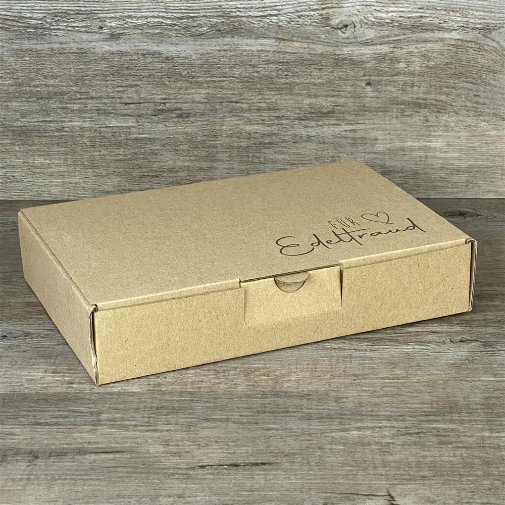 Eleganter Kraftkarton-Geschenkkarton, Maße: 23,5 x 16 x 5 cm. Mit personalisiertem Aufdruck: Wunschname und Herz – perfekt für Geburtstage, Hochzeiten oder als dekorative Geschenkverpackung.