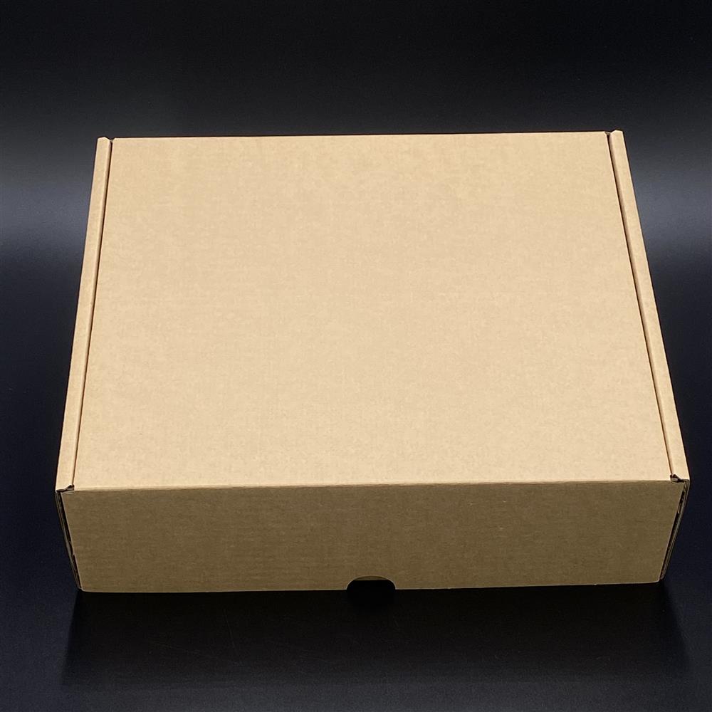 Wunderschöner Geschenkkarton aus hochwertigem Karton, innen schwarz eingefärbt. Ideal für große Präsente und stilvolle Verpackungen. Größe: 36 x 30 x 10 cm.