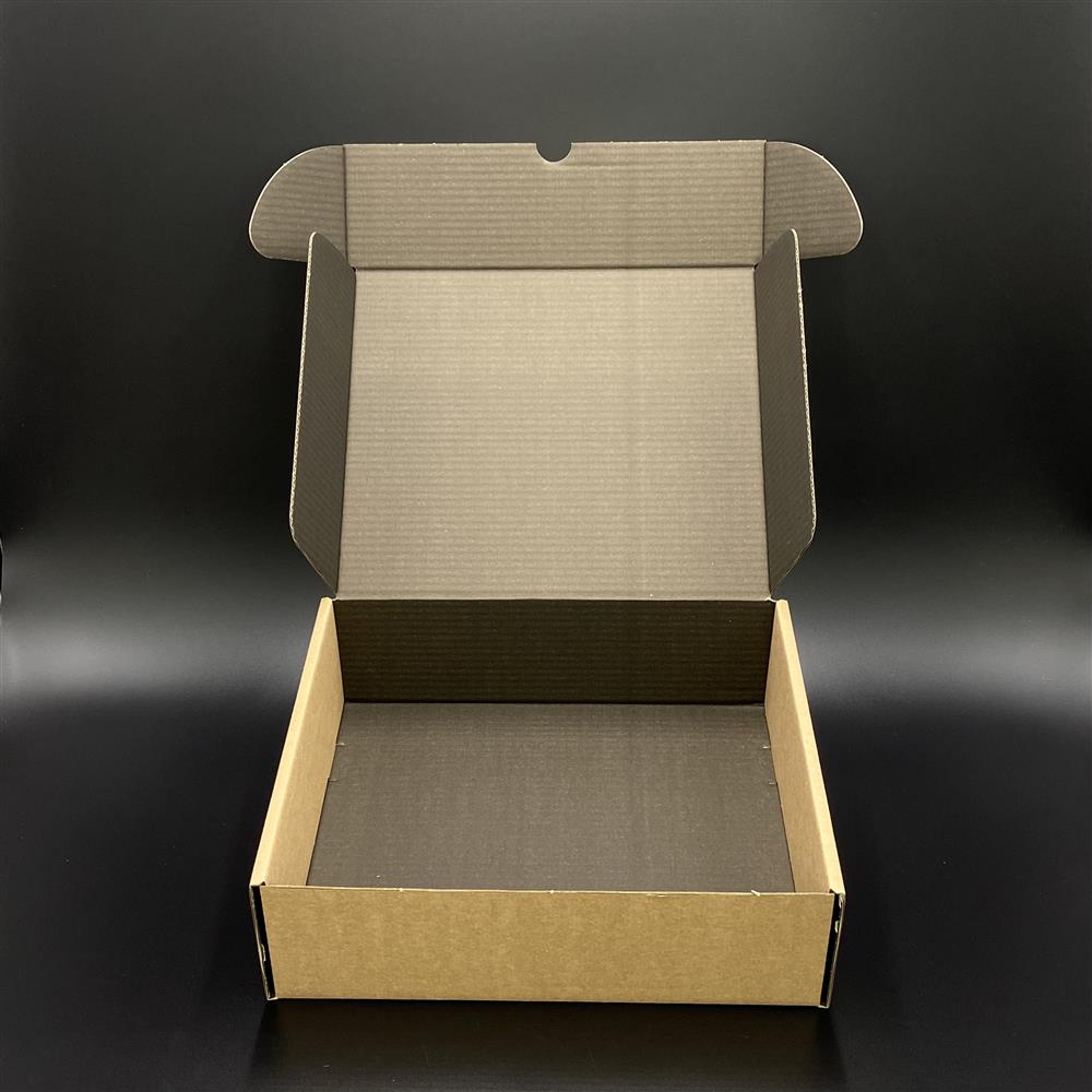 Wunderschöner Geschenkkarton aus hochwertigem Karton, innen schwarz eingefärbt. Ideal für große Präsente und stilvolle Verpackungen. Größe: 36 x 30 x 10 cm.
