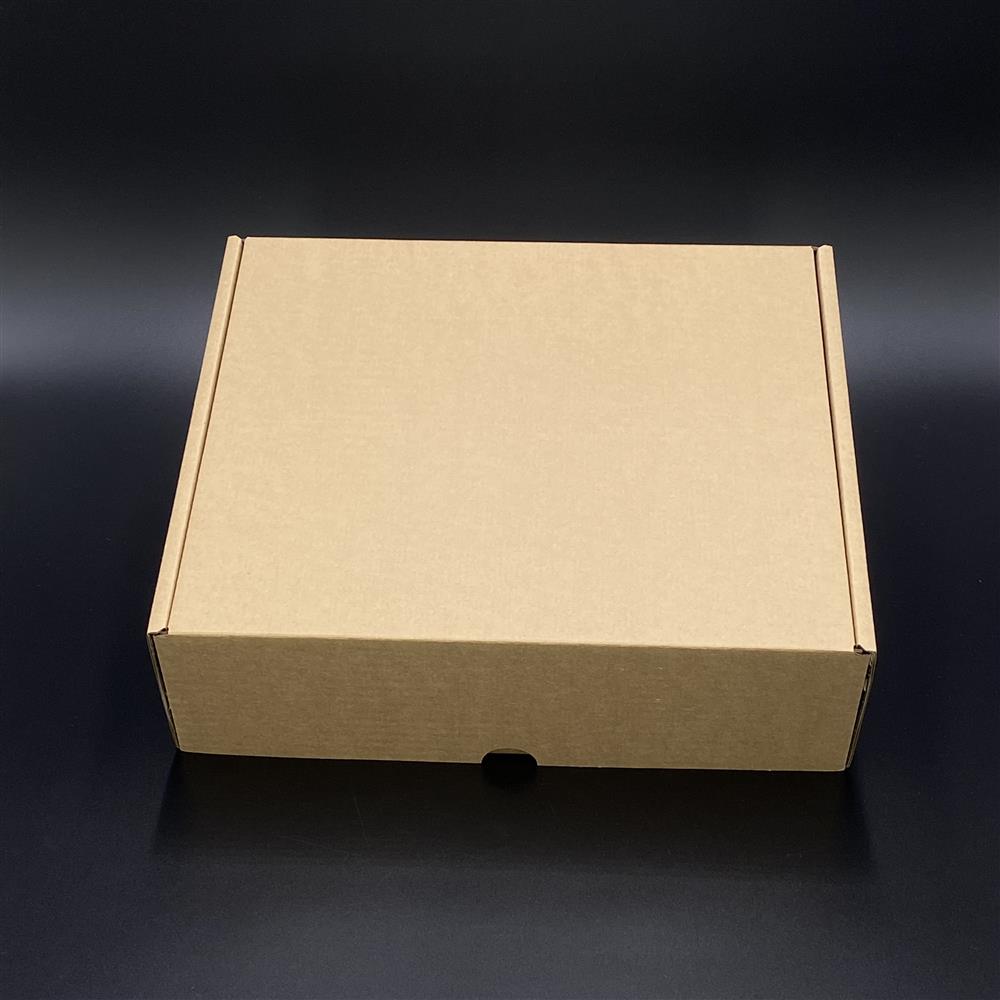 Eleganter Geschenkkarton aus robustem Karton mit schwarzer Innenseite. Perfekt für besondere Geschenke, stilvolle Präsentationen oder exklusive Verpackungen. Maße: 36 x 30 x 10 cm.
