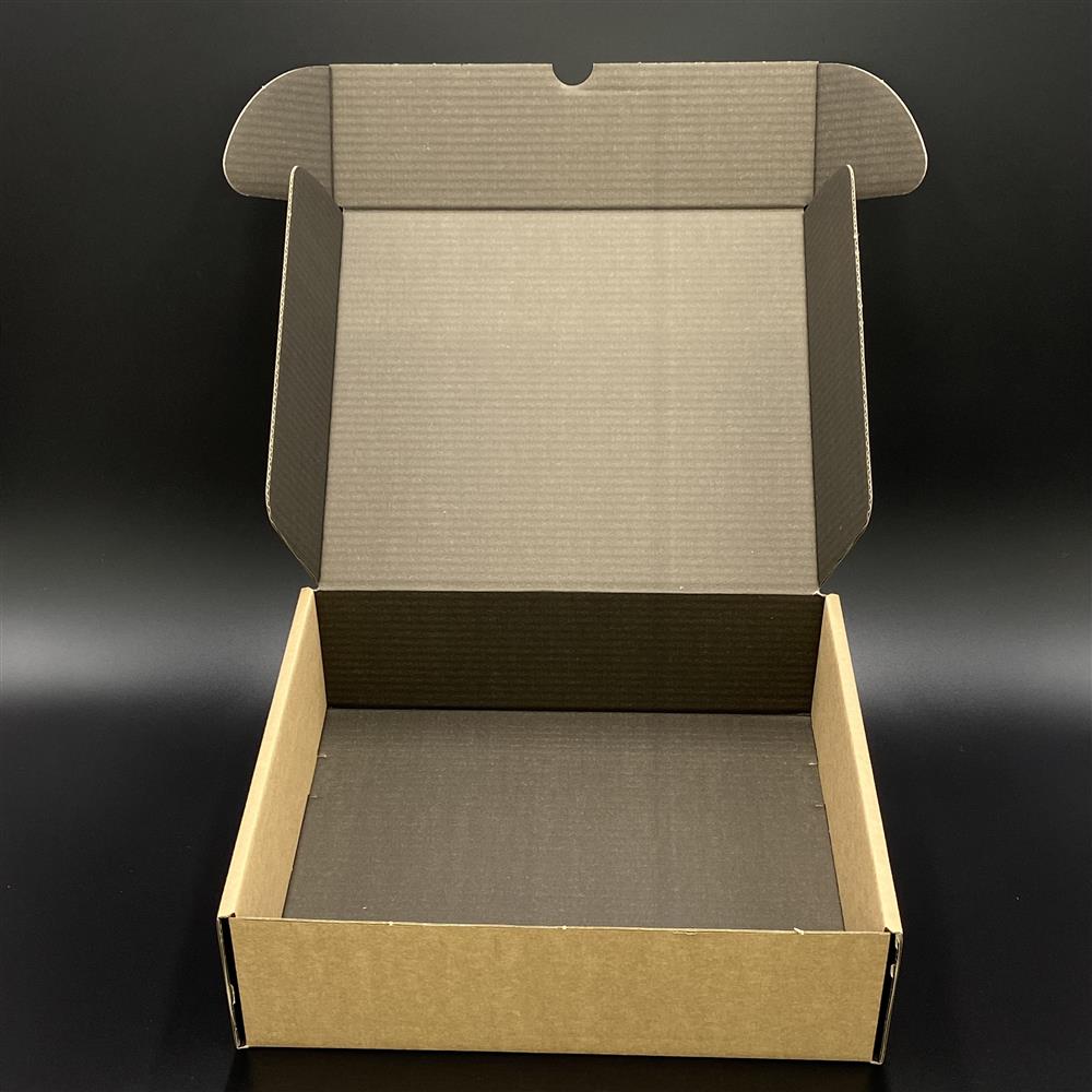 Eleganter Geschenkkarton aus robustem Karton mit schwarzer Innenseite. Perfekt für besondere Geschenke, stilvolle Präsentationen oder exklusive Verpackungen. Maße: 36 x 30 x 10 cm.
