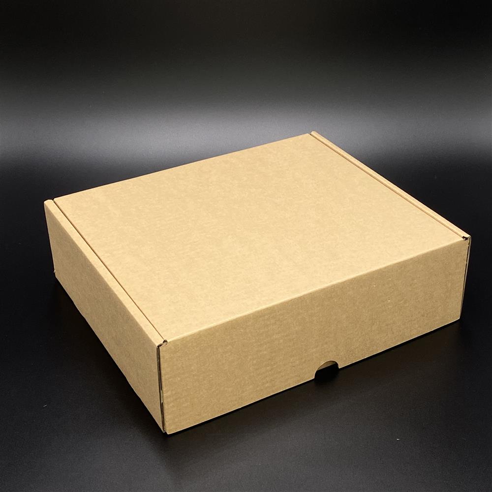Eleganter Geschenkkarton aus robustem Karton mit schwarzer Innenseite. Perfekt für besondere Geschenke, stilvolle Präsentationen oder exklusive Verpackungen. Maße: 36 x 30 x 10 cm.