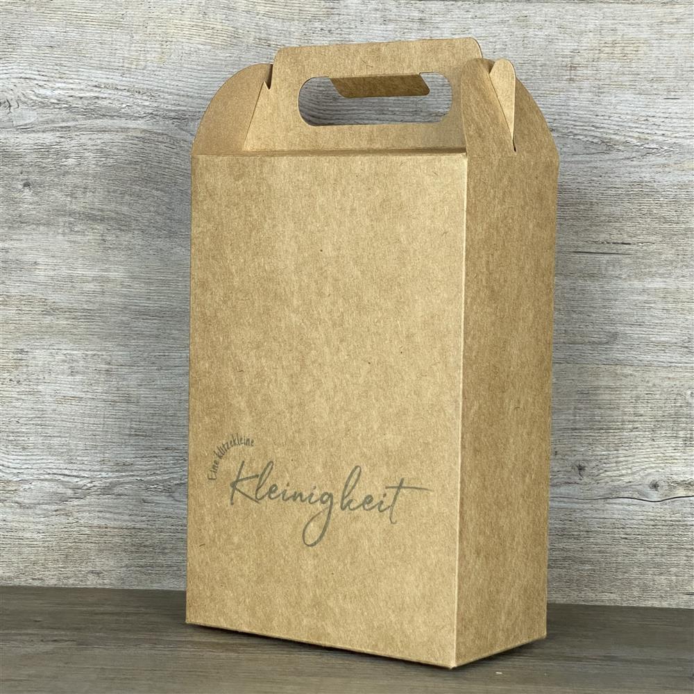 Giebelverpackung aus stabilem Kraftkarton, 5 Stück im Set, Größe ca. 22 x 15 x 8 cm, Gesamthöhe mit Griff ca. 28 cm. Aufdruck: „Eine klitzekleine Kleinigkeit“. Perfekt für kleine Geschenke, Mitbringsel oder Weihnachtsüberraschungen für Familie, Freunde oder Kollegen – stilvoll, nachhaltig und wiederverwendbar.
