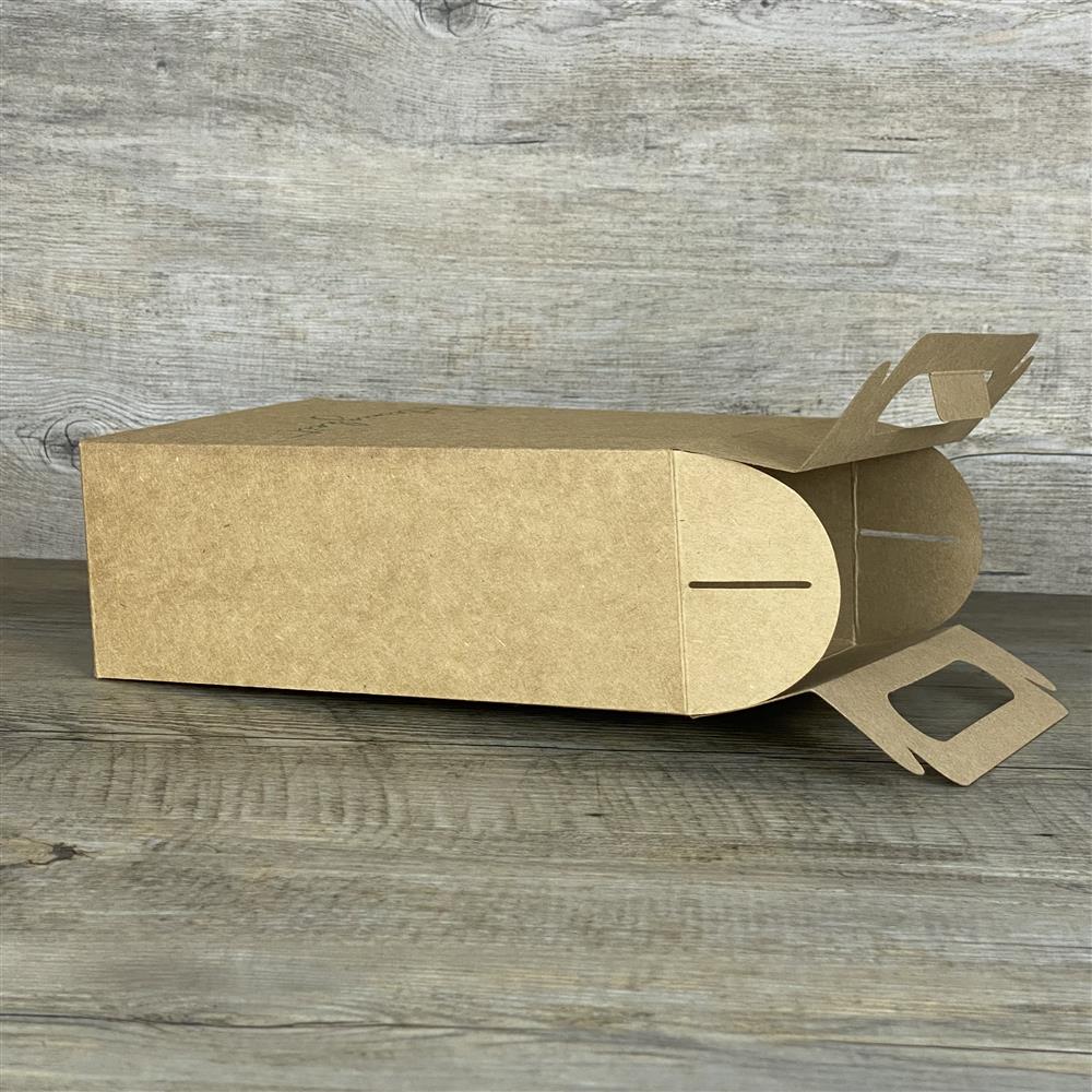 5 Giebelverpackungen aus Kraftkarton, Größe ca. 22 x 15 x 8 cm, Gesamthöhe inkl. Griff ca. 28 cm. Motiv: „Eine klitzekleine Kleinigkeit“. Optimal für Weihnachtsgeschenke, Geburtstagsgeschenke oder kleine Aufmerksamkeiten für Familie, Freunde und Kollegen. Robuster Karton, wiederverwendbar und liebevoll gestaltet.