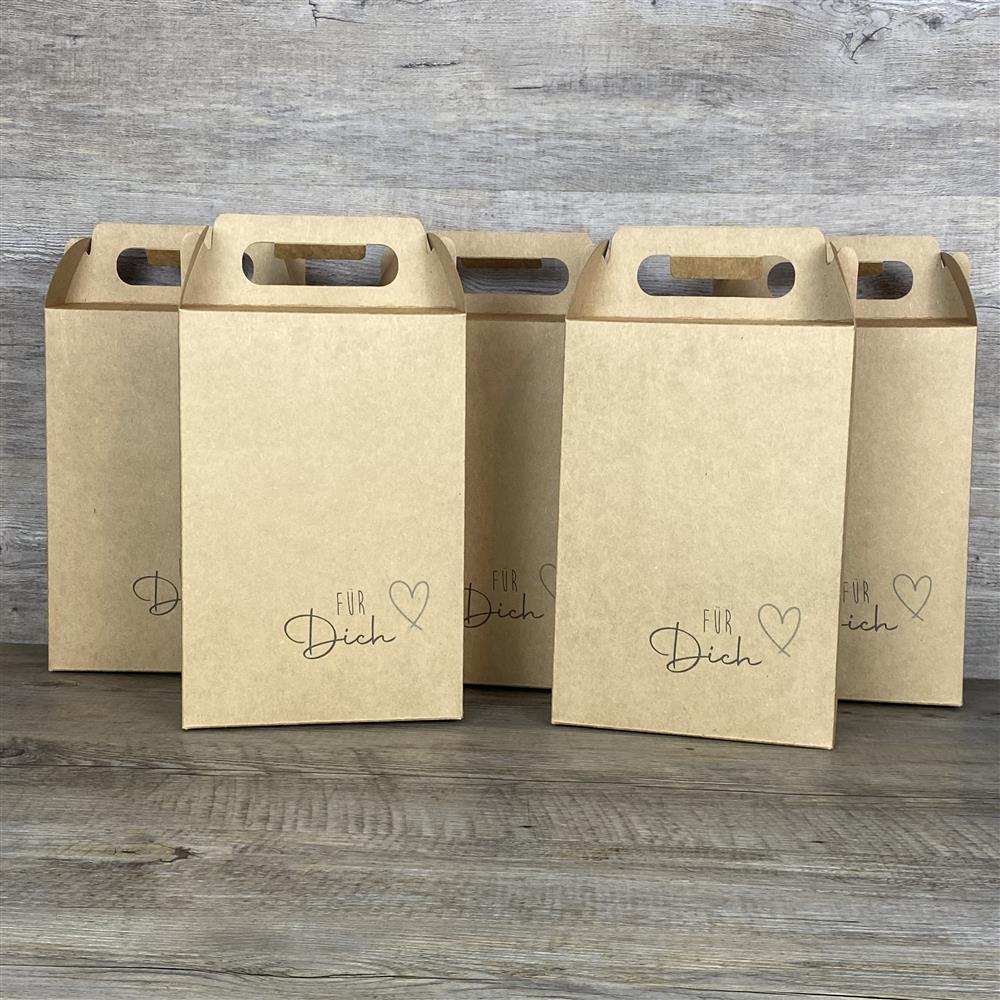 Giebelverpackung aus stabilem Kraftkarton, 5 Stück im Set, Größe ca. 22 x 15 x 8 cm, Gesamthöhe mit Griff ca. 28 cm. Aufdruck: „Eine klitzekleine Kleinigkeit“. Perfekt für kleine Geschenke, Mitbringsel oder Weihnachtsüberraschungen für Familie, Freunde oder Kollegen – stilvoll, nachhaltig und wiederverwendbar.