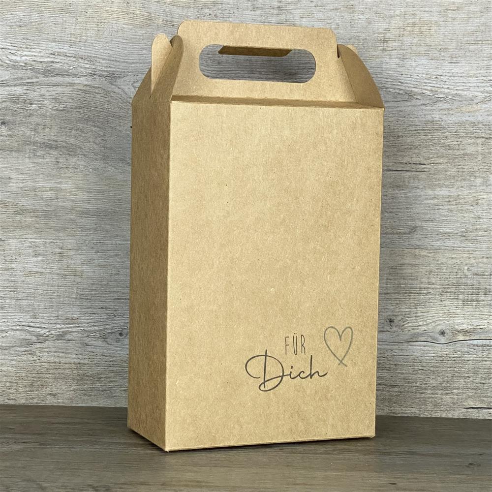 Giebelverpackung aus stabilem Kraftkarton, 5 Stück im Set, Größe ca. 22 x 15 x 8 cm, Gesamthöhe mit Griff ca. 28 cm. Aufdruck: „Eine klitzekleine Kleinigkeit“. Perfekt für kleine Geschenke, Mitbringsel oder Weihnachtsüberraschungen für Familie, Freunde oder Kollegen – stilvoll, nachhaltig und wiederverwendbar.