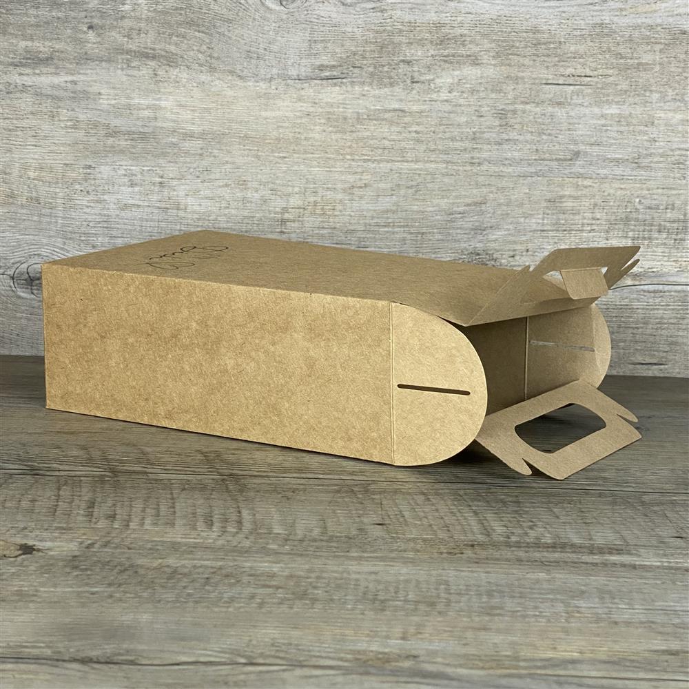 5 Giebelverpackungen aus Kraftkarton, Größe ca. 22 x 15 x 8 cm, Gesamthöhe inkl. Griff ca. 28 cm. Motiv: „Eine klitzekleine Kleinigkeit“. Optimal für Weihnachtsgeschenke, Geburtstagsgeschenke oder kleine Aufmerksamkeiten für Familie, Freunde und Kollegen. Robuster Karton, wiederverwendbar und liebevoll gestaltet.