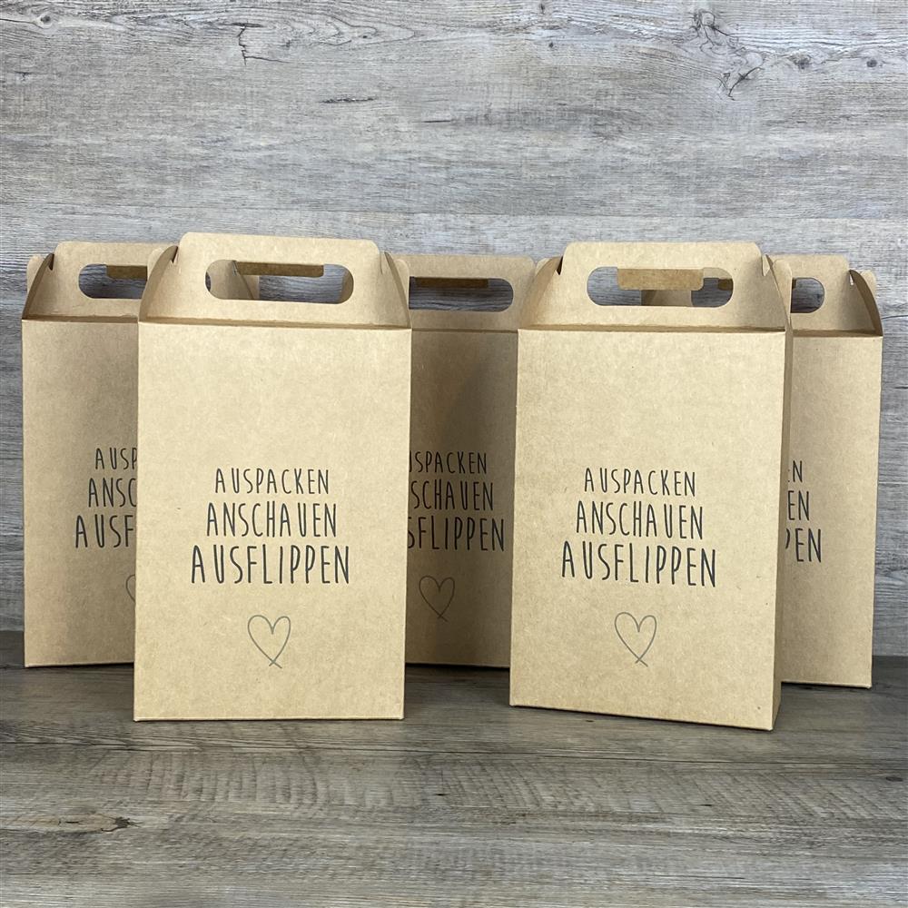 Set aus 5 Giebelverpackungen aus robustem Kraftkarton, Größe ca. 22 x 15 x 8 cm, Gesamthöhe mit Griff ca. 28 cm. Mit witzigem Aufdruck „Auspacken, Anschauen, Ausflippen“. Ideal als Geschenkverpackung zu Weihnachten, Geburtstagen oder besonderen Anlässen. Wiederverwendbar, nachhaltig und perfekt für kleine Geschenke, Süßigkeiten oder Mitbringsel für Familie, Freunde und Kollegen.