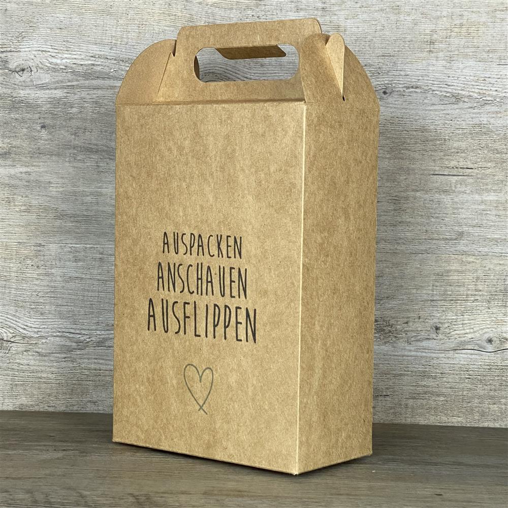 Fünf Giebelboxen aus stabilem Kraftkarton, je ca. 22 x 15 x 8 cm, Gesamthöhe mit Griff ca. 28 cm. Aufdruck: „Auspacken, Anschauen, Ausflippen“. Perfekt zum Verpacken von Weihnachtsgeschenken, Geburtstagspräsenten oder kleinen Aufmerksamkeiten für Familie, Freunde und Kollegen. Nachhaltig, wiederverwendbar und dekorativ – für stilvolles Schenken mit Herz.