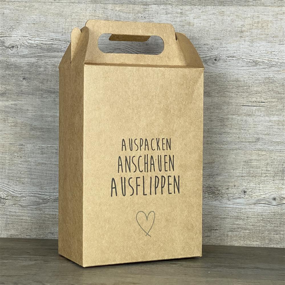 Giebelverpackung aus Kraftkarton, 1 Stück, Größe ca. 22 x 15 x 8 cm, Gesamthöhe mit Griff ca. 28 cm. Mit witzigem Aufdruck „Auspacken, Anschauen, Ausflippen“. Perfekt zum Verpacken von Geschenken zu Weihnachten, Geburtstagen oder anderen Anlässen. Robuster Kraftkarton, wiederverwendbar und ideal für Familie, Freunde oder Kollegen. Stilvolle und praktische Geschenkbox für kleine Präsente und Aufmerksamkeiten.