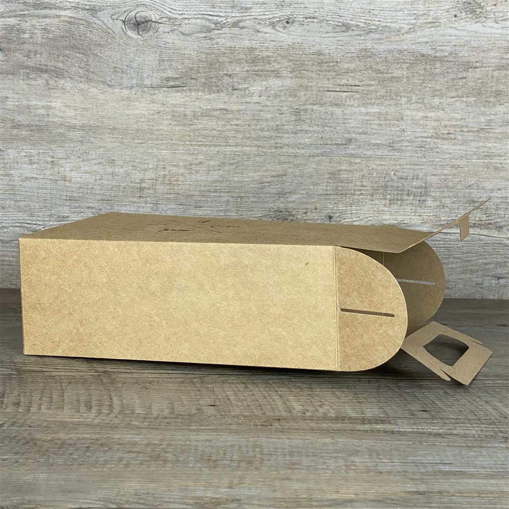 Einzelne Giebelbox aus stabilem Kraftkarton, ca. 22 x 15 x 8 cm, Gesamthöhe inkl. Griff ca. 28 cm. Aufdruck „Auspacken, Anschauen, Ausflippen“. Perfekt als Geschenkverpackung für Weihnachten, Geburtstage oder besondere Überraschungen. Wiederverwendbar und nachhaltig, ideal für kleine Präsente, Süßigkeiten oder Mitbringsel für Familie, Freunde und Kollegen.