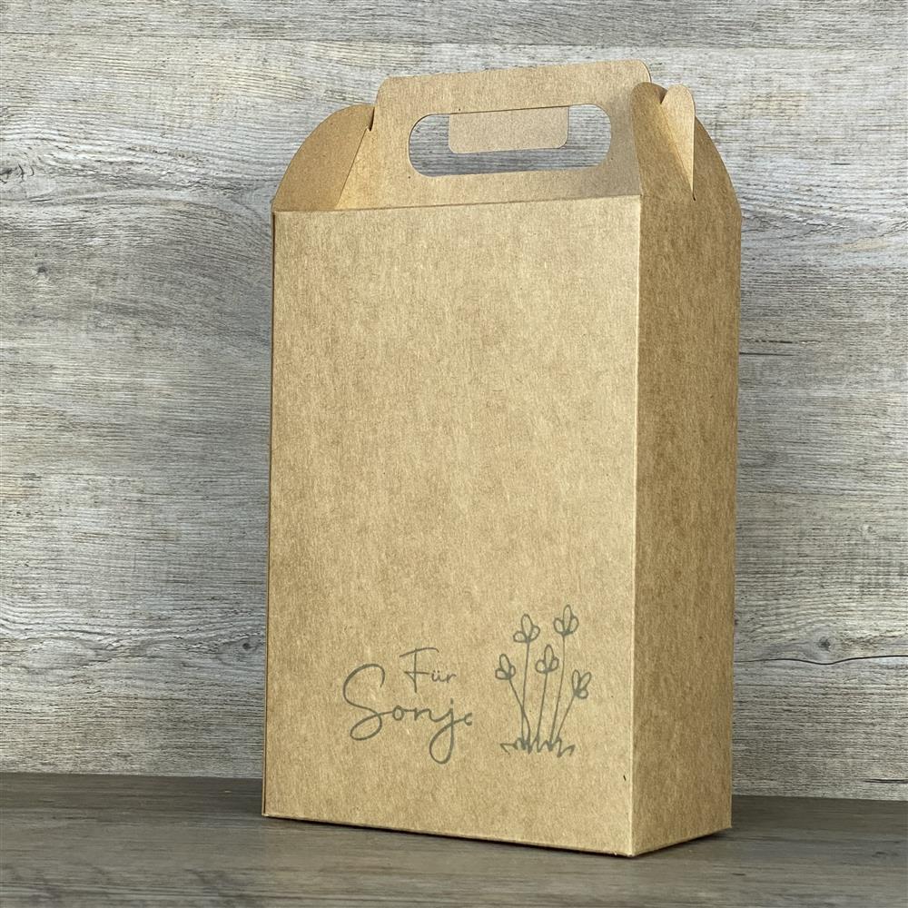PErsonalisierteGiebelverpackung aus Kraftkarton, 1 Stück, Größe ca. 22 x 15 x 8 cm, Gesamthöhe mit Griff ca. 28 cm. Mit witzigem Aufdruck „Für Name“. Perfekt zum Verpacken von Geschenken zu Weihnachten, Geburtstagen oder anderen Anlässen. Robuster Kraftkarton, wiederverwendbar und ideal für Familie, Freunde oder Kollegen. Stilvolle und praktische Geschenkbox für kleine Präsente und Aufmerksamkeiten.