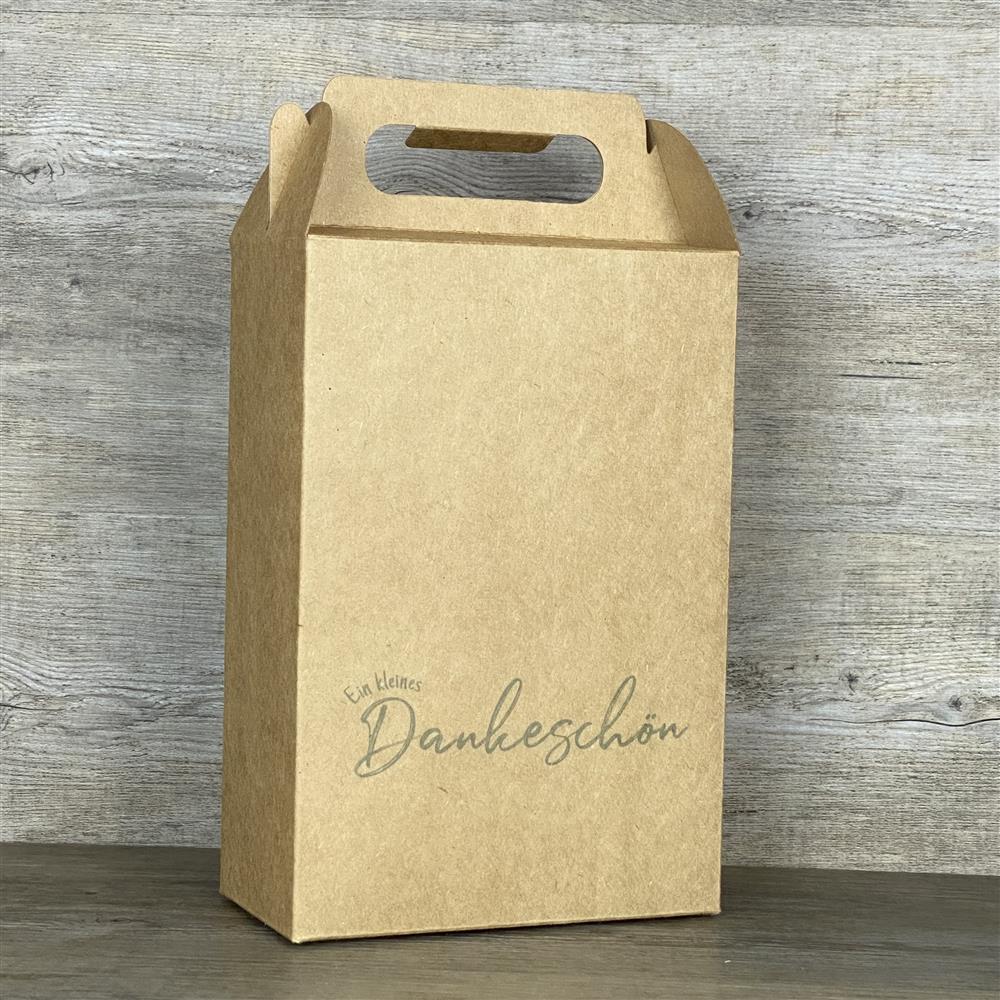 Giebelverpackung aus stabilem Kraftkarton, 1 Stück, Größe ca. 22 x 15 x 8 cm, Gesamthöhe mit Griff ca. 28 cm. Mit dem liebevollen Aufdruck „Ein kleines Dankeschön“ eignet sich diese Geschenkverpackung perfekt als Dankeschön-Geschenk für Kollegen, Erzieher, Lehrer, Freunde oder Kunden. Ideal für kleine Präsente, Mitbringsel oder Aufmerksamkeiten – nachhaltig, wiederverwendbar und stilvoll verpackt.