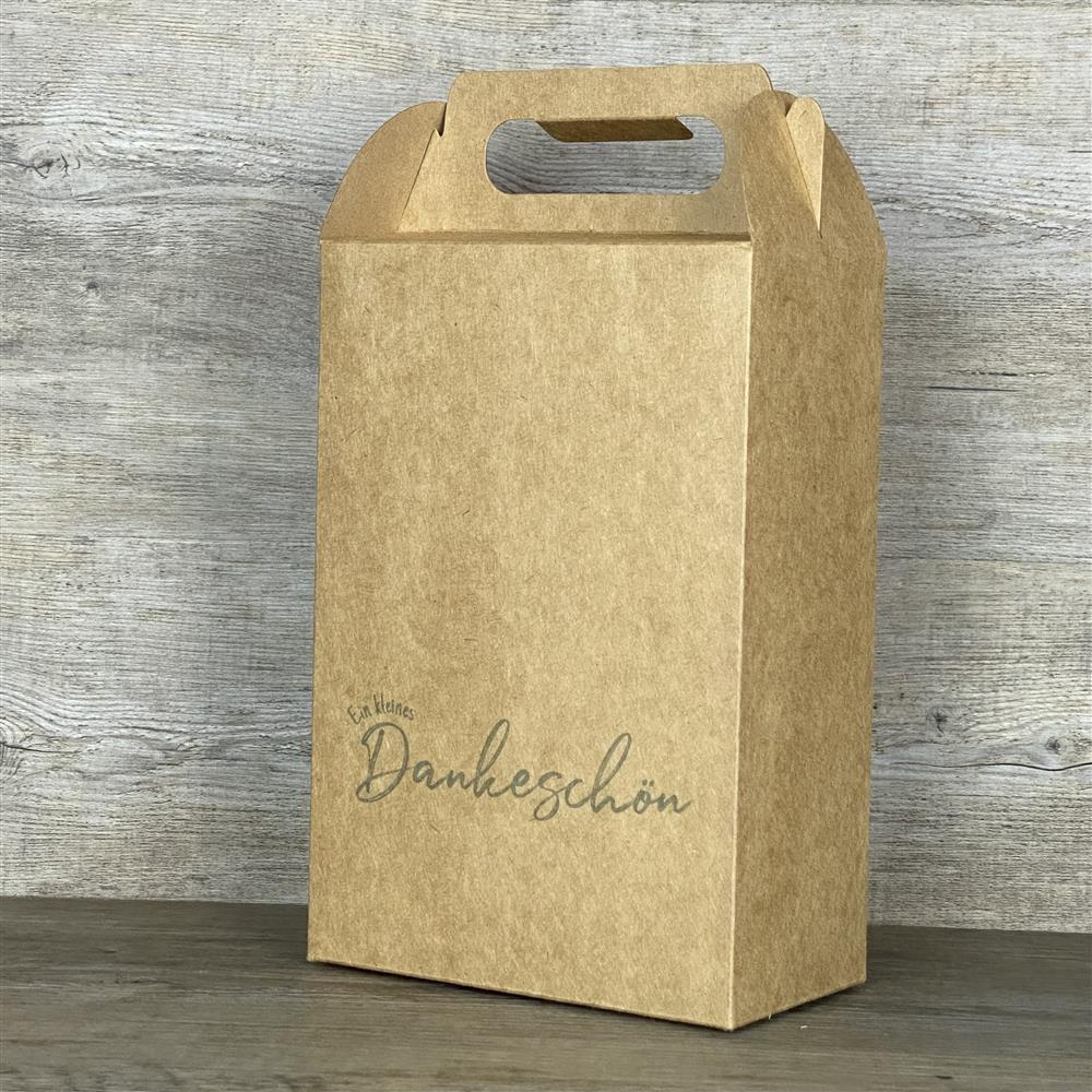 Giebelverpackung aus stabilem Kraftkarton, 1 Stück, Größe ca. 22 x 15 x 8 cm, Gesamthöhe mit Griff ca. 28 cm. Mit dem liebevollen Aufdruck „Ein kleines Dankeschön“ eignet sich diese Geschenkverpackung perfekt als Dankeschön-Geschenk für Kollegen, Erzieher, Lehrer, Freunde oder Kunden. Ideal für kleine Präsente, Mitbringsel oder Aufmerksamkeiten – nachhaltig, wiederverwendbar und stilvoll verpackt.