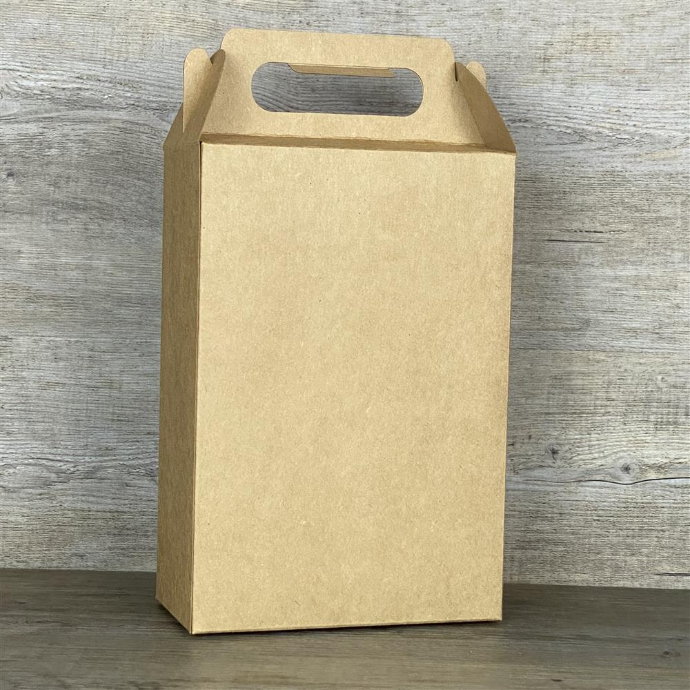 Giebelbox aus robustem Kraftkarton mit Tragegriff, 1 Stück. Maße ca. 22 x 15 x 8 cm, Gesamthöhe mit Griff ca. 28 cm. Der Schriftzug „Ein kleines Dankeschön“ macht diese Verpackung ideal für Dankeschön-Geschenke für Lehrer, Erzieher, Kollegen oder Kunden. Perfekt zum stilvollen Verpacken kleiner Geschenke, nachhaltig, dekorativ und sofort einsatzbereit.