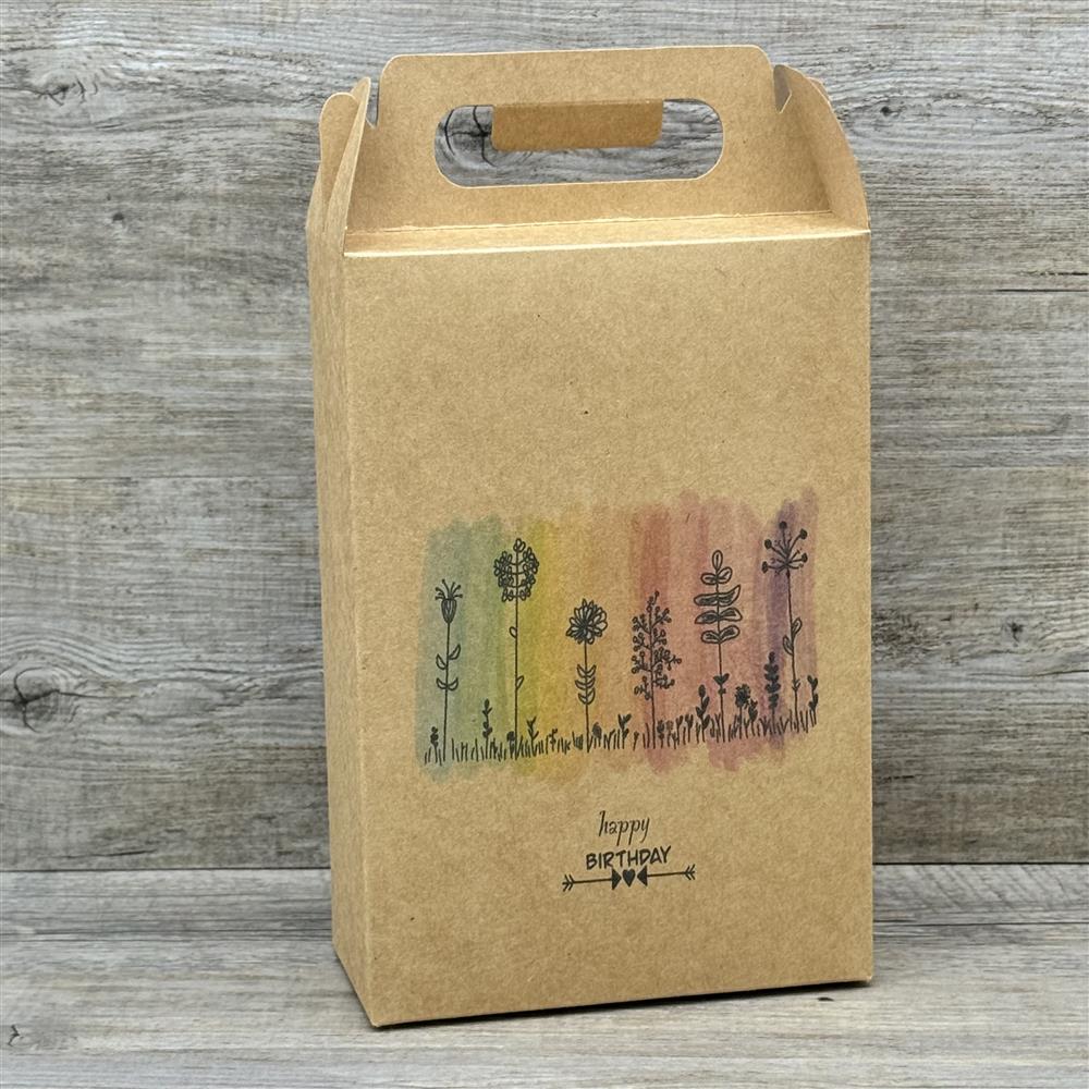 Diese Giebelverpackung aus Kraftkarton mit dem Aufdruck „Für Dich“ ist ideal für liebevolle Geschenke. Perfekt als Aufmerksamkeit für den Sohn, die Tochter, Partner oder Freunde. Sie bietet ausreichend Platz für kleine Überraschungen, Süßigkeiten oder personalisierte Holzgeschenke. Dank stabilem Griff lässt sie sich leicht transportieren. Eine stilvolle Verpackung, die jedem Geschenk einen persönlichen Touch verleiht.