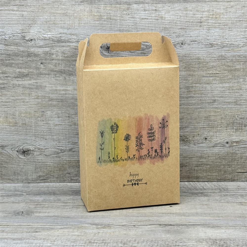 Diese Giebelverpackung aus Kraftkarton mit dem Aufdruck „Für Dich“ ist ideal für liebevolle Geschenke. Perfekt als Aufmerksamkeit für den Sohn, die Tochter, Partner oder Freunde. Sie bietet ausreichend Platz für kleine Überraschungen, Süßigkeiten oder personalisierte Holzgeschenke. Dank stabilem Griff lässt sie sich leicht transportieren. Eine stilvolle Verpackung, die jedem Geschenk einen persönlichen Touch verleiht.