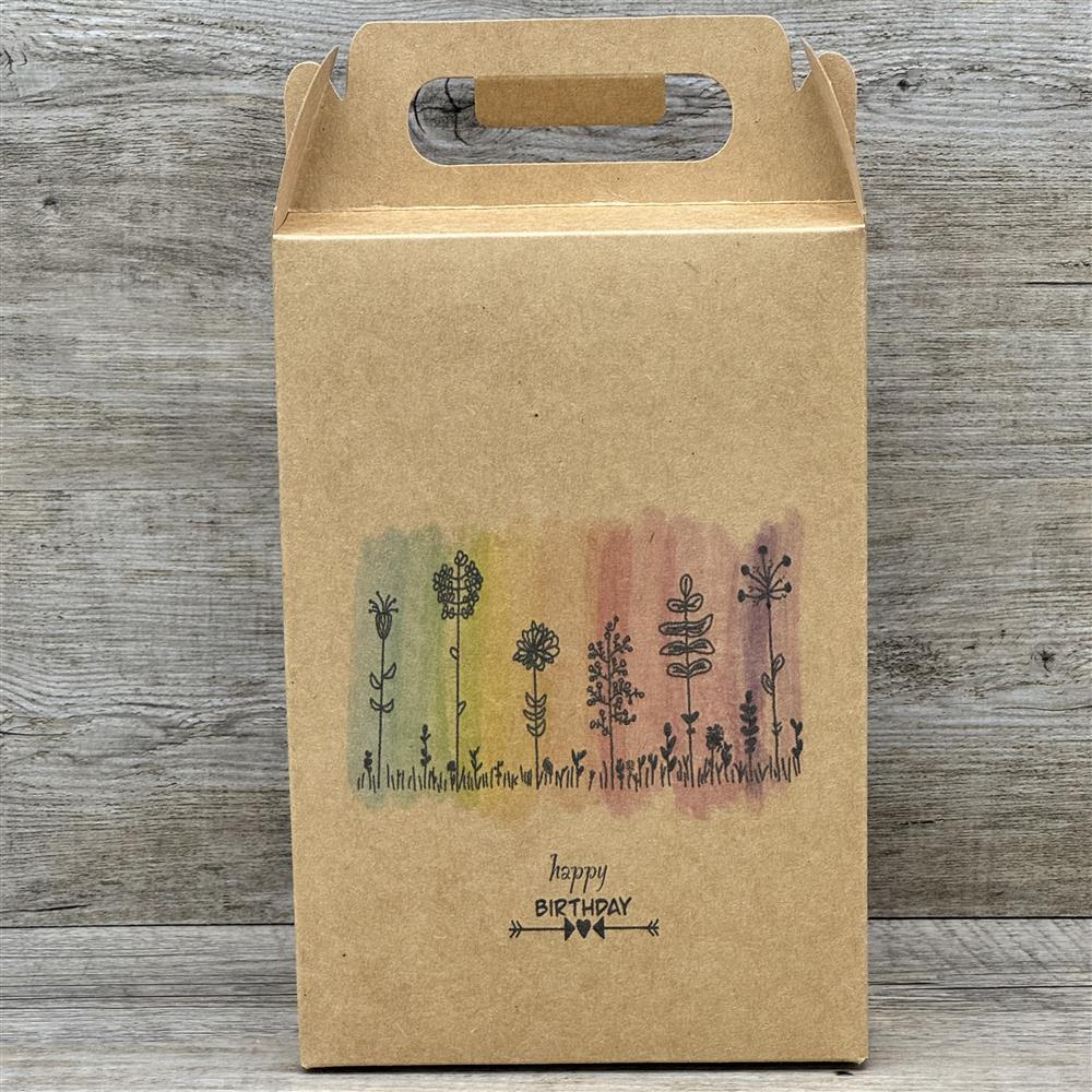 Die Giebelverpackung „Für Dich“ aus robustem Kraftkarton ist perfekt für kreative DIY-Geschenke. Ob selbstgemachte Leckereien, kleine Holzgeschenke oder liebevoll gestaltete Überraschungen – die Box macht alles noch besonderer. Durch den praktischen Griff lässt sie sich leicht befüllen und transportieren. Ideal für Freunde, Nachbarn oder Bastelfans, die Geschenke mit persönlicher Note lieben. Ein Hingucker für jede Gelegenheit.