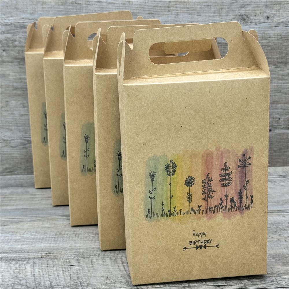 Diese Giebelverpackung aus Kraftkarton mit dem Aufdruck „Für Dich“ eignet sich hervorragend als stilvolles Firmengeschenk. Perfekt für Mitarbeiter, Kunden oder Geschäftspartner. Die Box bietet Platz für kleine Aufmerksamkeiten, Süßigkeiten oder personalisierte Holzprodukte. Dank stabilem Material und praktischem Griff lässt sie sich bequem transportieren. Eine elegante Lösung für Osteraktionen, Jubiläen oder saisonale Werbegeschenke.