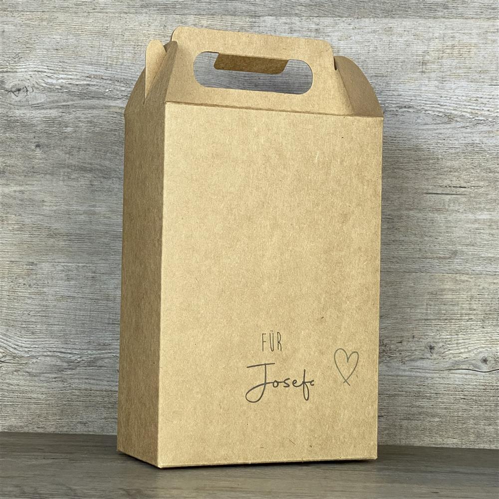 Diese personalisierte Giebelverpackung aus Kraftkarton mit Herz-Aufdruck ist das perfekte Geschenk für Kinder, den Sohn, die Tochter oder Enkel. Mit deinem Wunschnamen wird die Box einzigartig und besonders. Sie bietet Platz für kleine Überraschungen, Süßigkeiten oder personalisierte Holzgeschenke. Der praktische Griff erleichtert das Tragen. Eine liebevolle Verpackung für jeden besonderen Anlass.