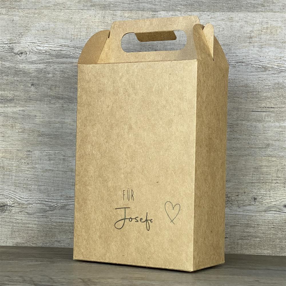 Die personalisierte Giebelverpackung „Herz“ aus stabilem Kraftkarton eignet sich ideal für kreative DIY-Geschenke. Ob selbstgemachte Leckereien, kleine Holzgeschenke oder liebevoll gestaltete Überraschungen – mit dem Wunschname wird jedes Geschenk besonders. Der praktische Griff erleichtert Befüllen und Transport. Perfekt für Freunde, Nachbarn oder Bastelfans. Ein Herz-Geschenk mit persönlicher Note.