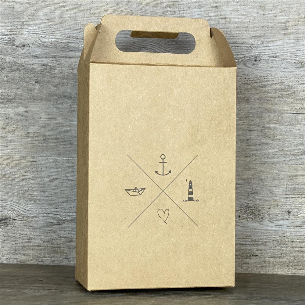 Diese Giebelverpackung aus Kraftkarton mit Navigationskreuz-Aufdruck ist perfekt für kleine Geschenke für Kinder, den Sohn, die Tochter oder Enkel. Sie bietet ausreichend Platz für Süßigkeiten, kleine Spielzeuge oder personalisierte Holzgeschenke. Dank praktischem Griff lässt sie sich leicht transportieren. Ein originelles Geschenk für besondere Anlässe. Stilvoll verpackt und sofort einsatzbereit.