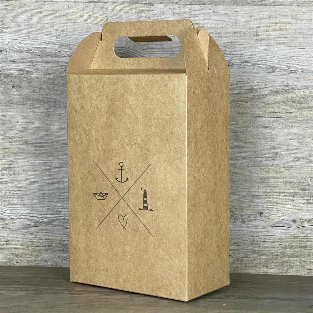 Diese Giebelverpackung aus Kraftkarton mit Navigationskreuz-Aufdruck ist perfekt für kleine Geschenke für Kinder, den Sohn, die Tochter oder Enkel. Sie bietet ausreichend Platz für Süßigkeiten, kleine Spielzeuge oder personalisierte Holzgeschenke. Dank praktischem Griff lässt sie sich leicht transportieren. Ein originelles Geschenk für besondere Anlässe. Stilvoll verpackt und sofort einsatzbereit.