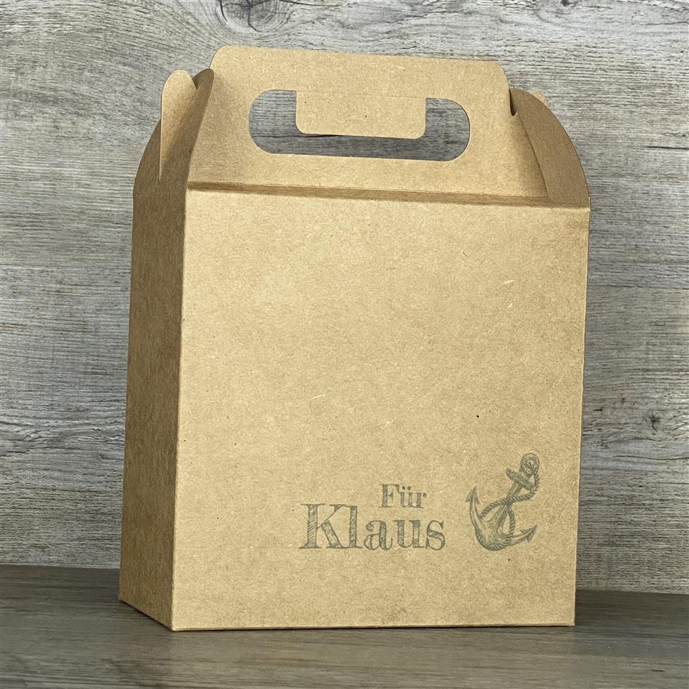 Diese personalisierte Giebelverpackung aus Kraftkarton mit Anker-Motiv ist das perfekte Geschenk für Kinder, den Sohn, die Tochter oder Enkel. Mit deinem Wunschnamen wird die Box einzigartig und besonders. Sie bietet Platz für Süßigkeiten, kleine Spielzeuge oder personalisierte Holzgeschenke. Dank praktischem Griff lässt sie sich leicht transportieren. Eine liebevolle Verpackung für besondere Anlässe.