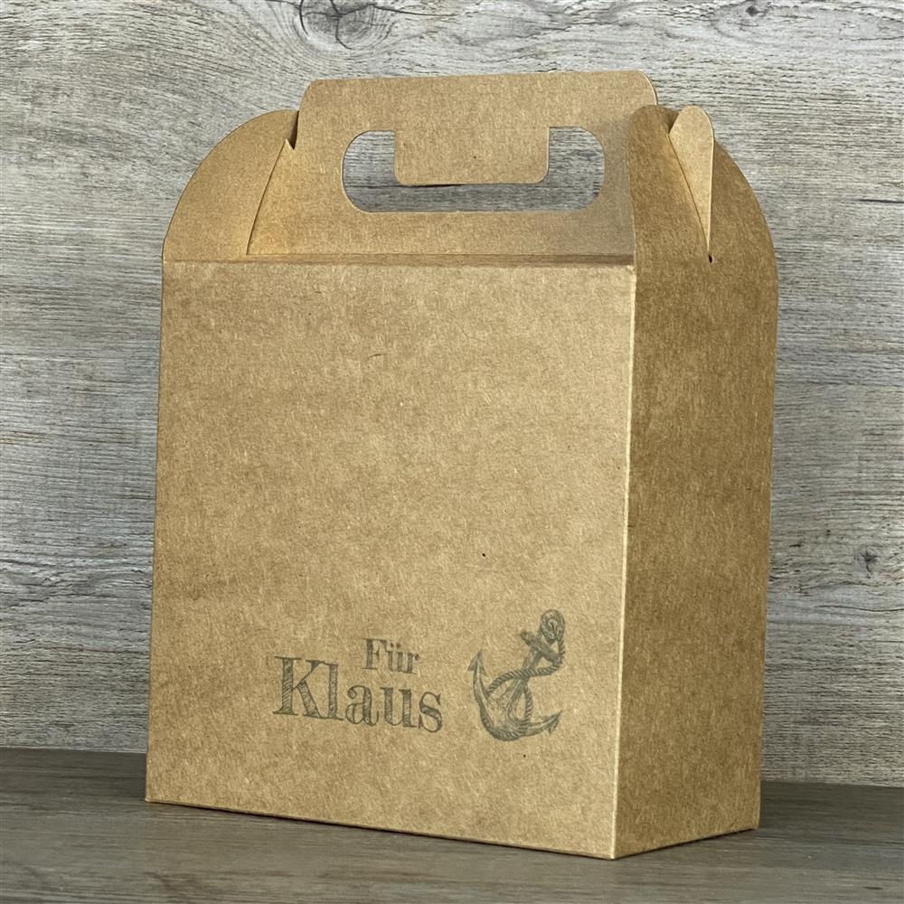 Diese personalisierte Giebelverpackung aus Kraftkarton mit Anker-Motiv ist das perfekte Geschenk für Kinder, den Sohn, die Tochter oder Enkel. Mit deinem Wunschnamen wird die Box einzigartig und besonders. Sie bietet Platz für Süßigkeiten, kleine Spielzeuge oder personalisierte Holzgeschenke. Dank praktischem Griff lässt sie sich leicht transportieren. Eine liebevolle Verpackung für besondere Anlässe.