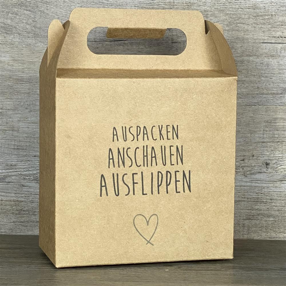 Diese Giebelverpackung aus Kraftkarton mit dem Aufdruck „Auspacken, Anschauen, Ausflippen“ ist perfekt für Kinder, den Sohn, die Tochter oder Enkel. Sie bietet Platz für Süßigkeiten, kleine Spielzeuge oder personalisierte Holzgeschenke. Dank praktischem Griff lässt sie sich leicht transportieren. Ideal für Geburtstage, Ostern oder andere besondere Anlässe. Ein lustiges und originelles Geschenk, das Freude bereitet.