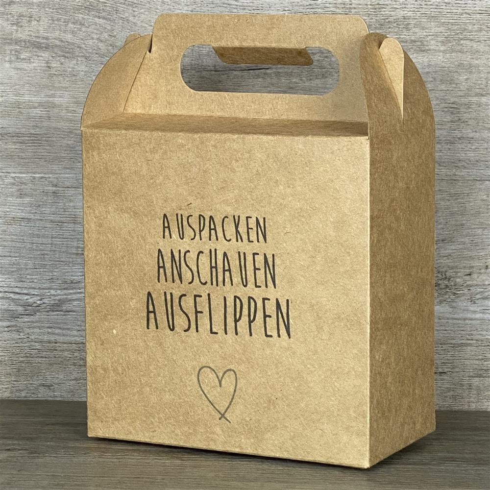 Die Giebelverpackung aus stabilem Kraftkarton mit dem Aufdruck „Auspacken, Anschauen, Ausflippen“ eignet sich hervorragend für kreative DIY-Geschenke. Ob selbstgemachte Leckereien, kleine Holzgeschenke oder liebevoll gestaltete Überraschungen – die Box macht jedes Präsent besonders. Praktischer Griff erleichtert Befüllen und Transport. Perfekt für Freunde, Nachbarn oder Bastelfans. Eine originelle Verpackung für jede Gelegenheit.