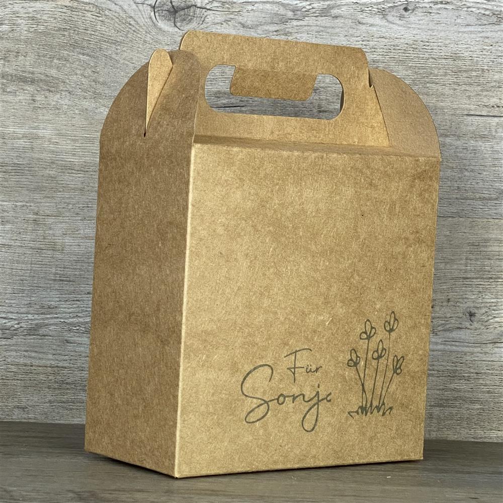 Diese personalisierte Giebelverpackung aus Kraftkarton mit Blumen-Motiv ist das perfekte Geschenk für Kinder, den Sohn, die Tochter oder Enkel. Mit deinem Wunschnamen wird die Box einzigartig und besonders. Sie bietet Platz für Süßigkeiten, kleine Spielzeuge oder personalisierte Holzgeschenke. Dank praktischem Griff lässt sie sich leicht transportieren. Eine liebevolle Verpackung für besondere Anlässe.