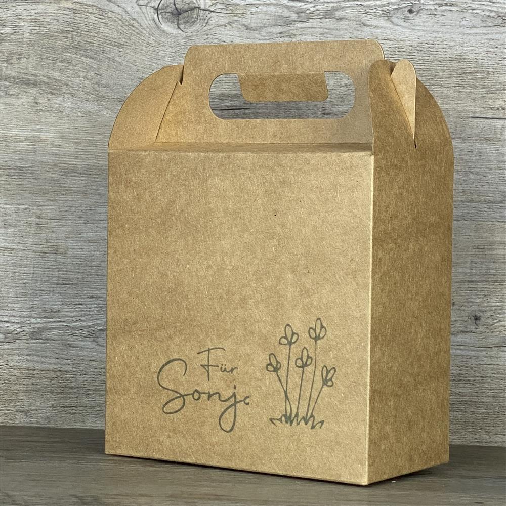 Diese personalisierte Giebelverpackung aus Kraftkarton mit Blumen-Motiv ist das perfekte Geschenk für Kinder, den Sohn, die Tochter oder Enkel. Mit deinem Wunschnamen wird die Box einzigartig und besonders. Sie bietet Platz für Süßigkeiten, kleine Spielzeuge oder personalisierte Holzgeschenke. Dank praktischem Griff lässt sie sich leicht transportieren. Eine liebevolle Verpackung für besondere Anlässe.