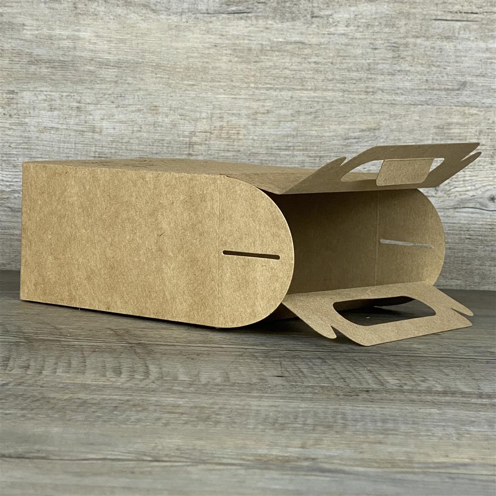 Die personalisierte Giebelverpackung aus Kraftkarton mit Blumen-Motiv eignet sich ideal für kreative DIY-Geschenke. Ob selbstgemachte Leckereien, kleine Holzgeschenke oder liebevoll gestaltete Überraschungen – mit dem Wunschnamen wird jede Box zu einem Hingucker. Praktischer Griff erleichtert Befüllen und Transport. Perfekt für Freunde, Nachbarn oder Bastelfans. Eine charmante Verpackung mit persönlicher Note.