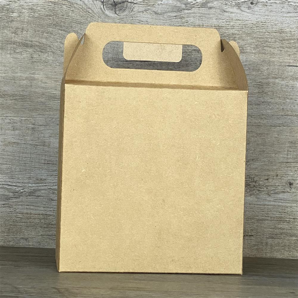 Die personalisierte Giebelverpackung aus Kraftkarton mit Blumen-Motiv eignet sich ideal für kreative DIY-Geschenke. Ob selbstgemachte Leckereien, kleine Holzgeschenke oder liebevoll gestaltete Überraschungen – mit dem Wunschnamen wird jede Box zu einem Hingucker. Praktischer Griff erleichtert Befüllen und Transport. Perfekt für Freunde, Nachbarn oder Bastelfans. Eine charmante Verpackung mit persönlicher Note.