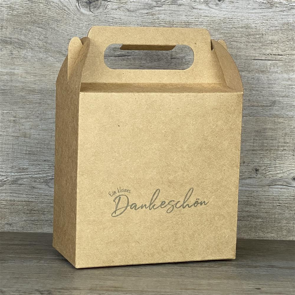 Diese Giebelverpackung aus Kraftkarton mit dem Aufdruck „Ein kleines Dankeschön“ ist ideal für liebevolle Geschenke für Kinder, den Sohn, die Tochter oder Enkel. Sie bietet Platz für Süßigkeiten, kleine Spielzeuge oder personalisierte Holzgeschenke. Dank praktischem Griff lässt sie sich leicht transportieren. Perfekt für Geburtstage, Ostern oder besondere Anlässe. Ein stilvolles Geschenk mit persönlicher Botschaft.