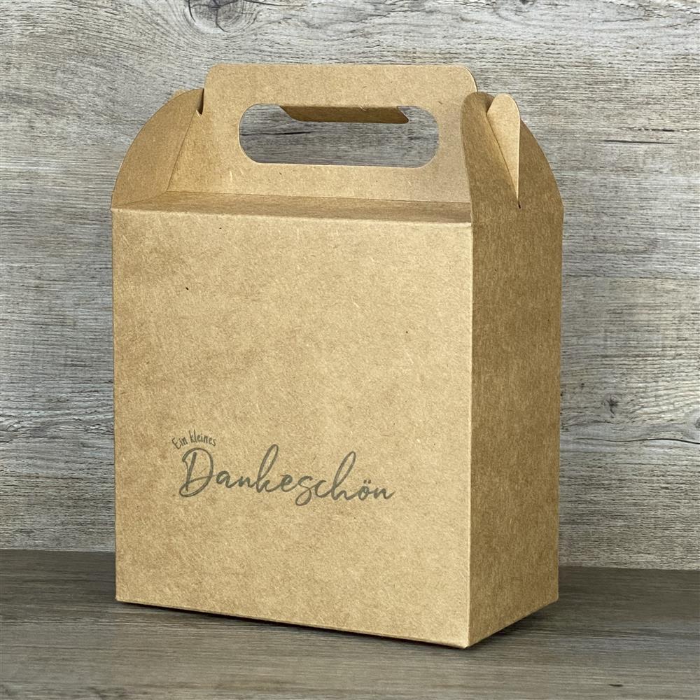 Diese Giebelverpackung aus Kraftkarton mit dem Aufdruck „Ein kleines Dankeschön“ ist ideal für liebevolle Geschenke für Kinder, den Sohn, die Tochter oder Enkel. Sie bietet Platz für Süßigkeiten, kleine Spielzeuge oder personalisierte Holzgeschenke. Dank praktischem Griff lässt sie sich leicht transportieren. Perfekt für Geburtstage, Ostern oder besondere Anlässe. Ein stilvolles Geschenk mit persönlicher Botschaft.