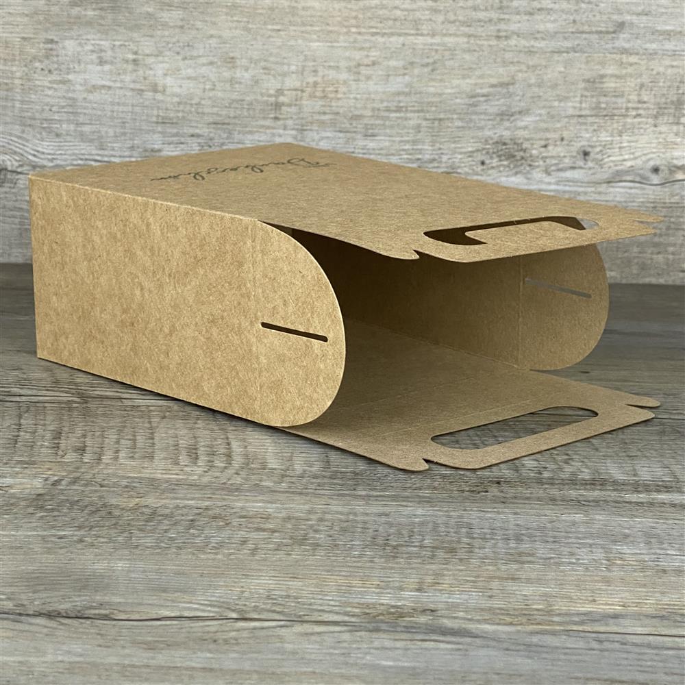 Die Giebelverpackung aus stabilem Kraftkarton mit dem Aufdruck „Ein kleines Dankeschön“ eignet sich hervorragend für kreative DIY-Geschenke. Ob selbstgemachte Leckereien, kleine Holzgeschenke oder liebevoll gestaltete Überraschungen – die Box macht jedes Präsent besonders. Praktischer Griff erleichtert Befüllen und Transport. Perfekt für Freunde, Nachbarn oder Bastelfans. Eine charmante Verpackung für besondere Momente.