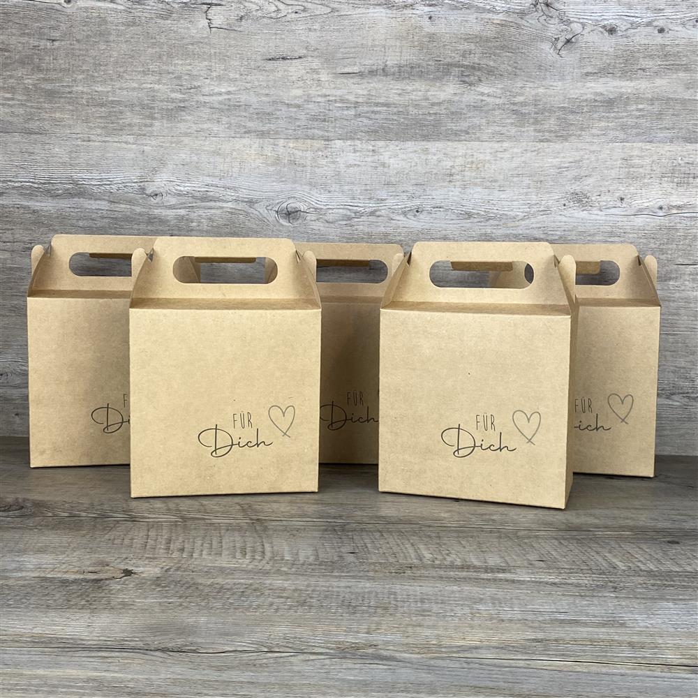 Dieses 5er-Set Giebelverpackungen aus Kraftkarton mit dem Aufdruck „Für Dich“ ist ideal für liebevolle Geschenke für Kinder, den Sohn, die Tochter oder Enkel. Die Boxen bieten Platz für Süßigkeiten, kleine Spielzeuge oder personalisierte Holzgeschenke. Dank praktischem Griff lassen sie sich leicht transportieren. Perfekt für Geburtstage, Ostern oder andere besondere Anlässe. Ein stilvolles Geschenk mit persönlicher Botschaft.