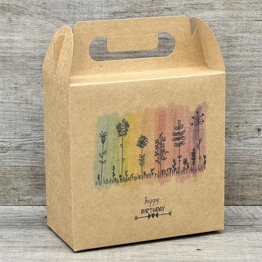 Dieses 5er-Set Giebelverpackungen aus Kraftkarton mit dem Aufdruck „Happy Birthday“ ist ideal für Geburtstagsgeschenke für Kinder, den Sohn, die Tochter oder Enkel. Die Boxen bieten Platz für Süßigkeiten, kleine Spielzeuge oder personalisierte Holzgeschenke. Dank praktischem Griff lassen sie sich leicht transportieren. Perfekt für Geburtstagsfeiern oder besondere Überraschungen. Lustige und liebevoll gestaltete Verpackung für strahlende Kinderaugen.