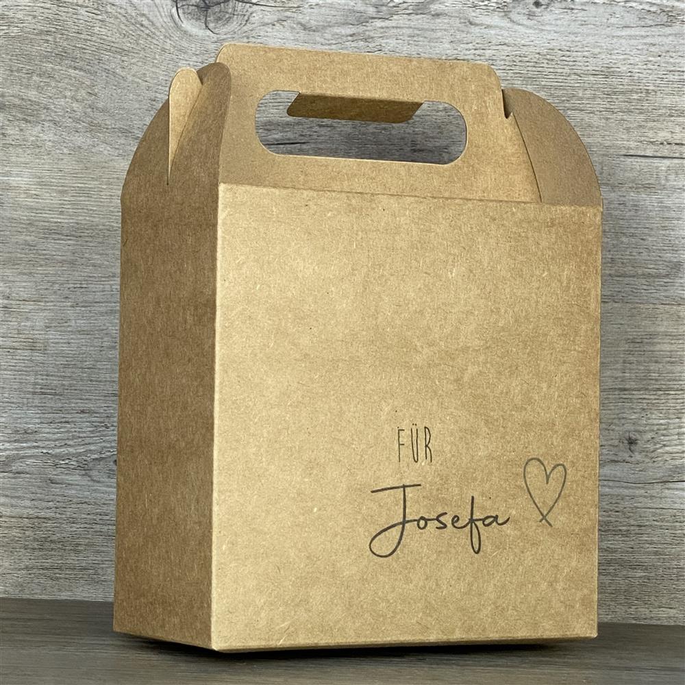 Diese personalisierte Giebelverpackung aus Kraftkarton mit Herz-Motiv ist das perfekte Geschenk für Kinder, den Sohn, die Tochter oder Enkel. Mit deinem Wunschnamen wird die Box einzigartig und besonders. Sie bietet Platz für Süßigkeiten, kleine Spielzeuge oder personalisierte Holzgeschenke. Dank praktischem Griff lässt sie sich leicht transportieren. Eine liebevolle Verpackung für besondere Anlässe.