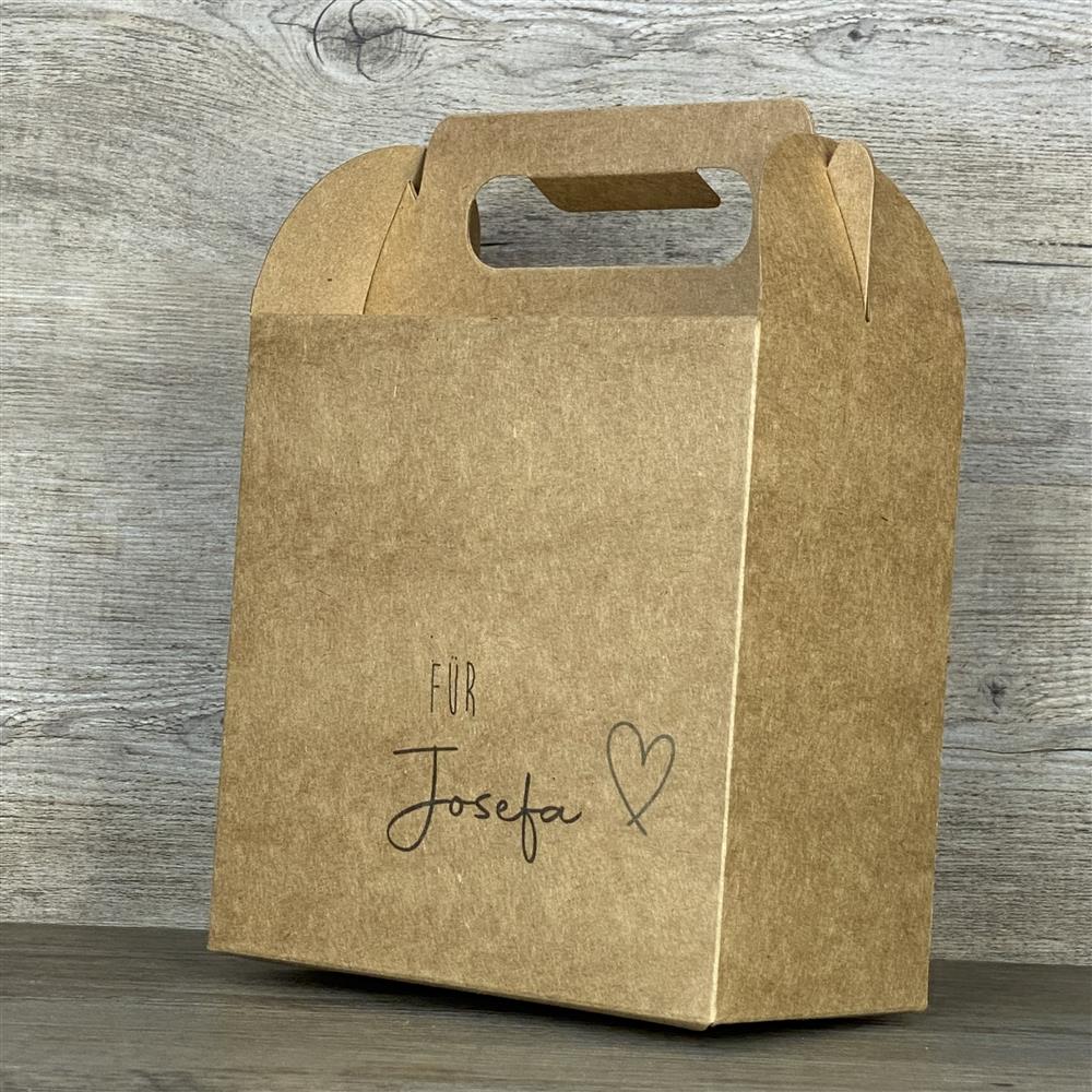 Die personalisierte Giebelverpackung aus Kraftkarton mit Herz-Motiv eignet sich ideal für kreative DIY-Geschenke. Ob selbstgemachte Leckereien, kleine Holzgeschenke oder liebevoll gestaltete Überraschungen – mit dem Wunschnamen wird jede Box zu einem Hingucker. Praktischer Griff erleichtert Befüllen und Transport. Perfekt für Freunde, Nachbarn oder Bastelfans. Eine charmante Verpackung mit persönlicher Note.